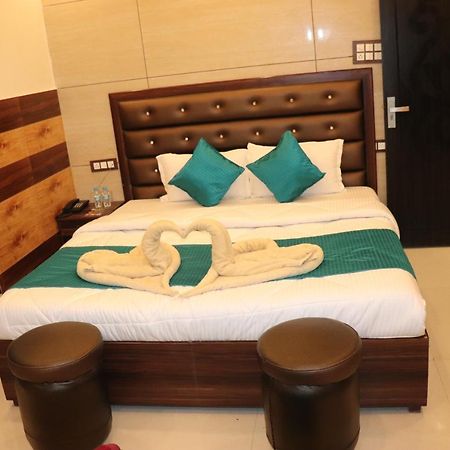Hotel Famous หริทวาร ภายนอก รูปภาพ